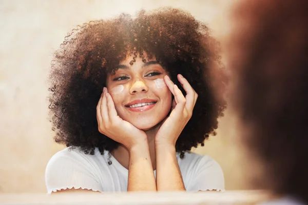 Beauty Regime Helped Restore Confidence Beautiful Young Woman Applying Moisturiser — Stok fotoğraf