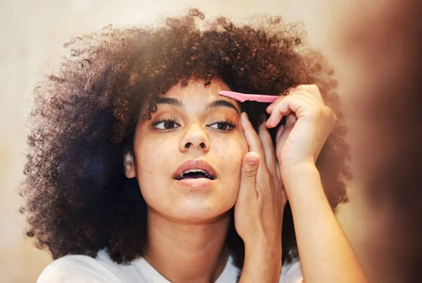 Gotta Get Brows Fleek Beautiful Young Woman Shaping Her Eyebrows — Stok fotoğraf