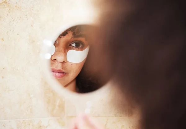 Flawless Skin Doesnt Just Happen Beautiful Young Woman Wearing Eye — Stok fotoğraf