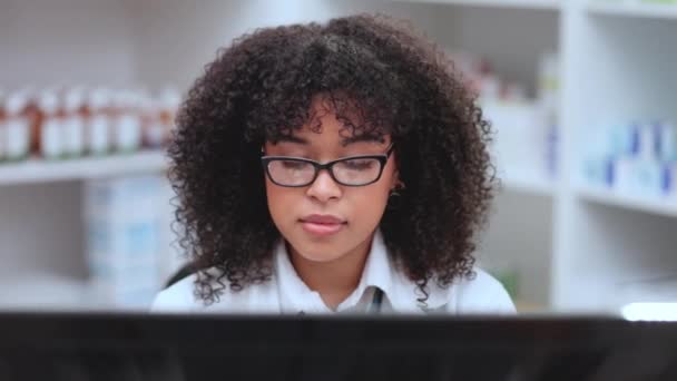 Doctor Medical Professional Pharmacist Organizing Orders Sending Emails Checking Stock — Vídeos de Stock