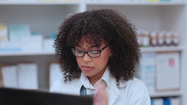 Closeup Female Healthcare Medical Doctor Typing Reading Her Computer Screen — Vídeos de Stock