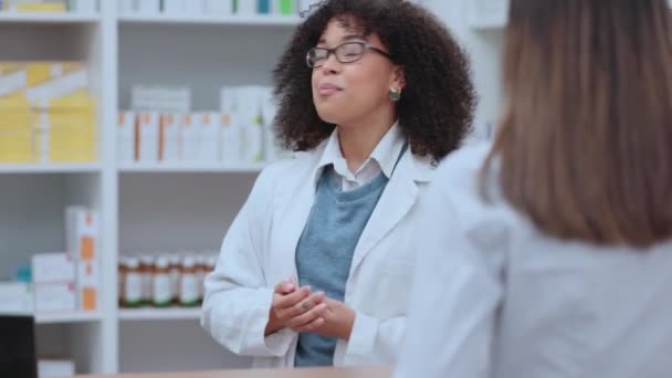 Pharmacist Holding Showing Talking Medicine Female Customer Pharmacy Medical Professional — Vídeos de Stock