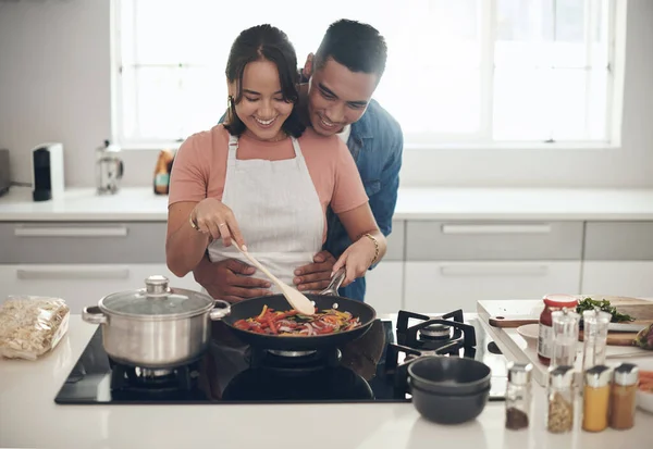 Good Food Keeps Them Happy Young Couple Cooking Together Home — Zdjęcie stockowe