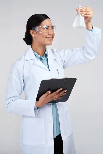 Examining Sample Attractive Young Female Scientist Examining Beaker Filled Liquid — Stock Photo, Image