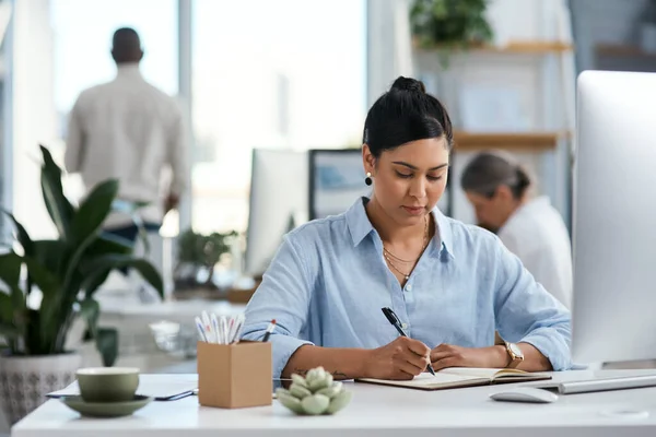 Planning Her Tasks Ahead Young Businesswoman Writing Notes Office — Stockfoto
