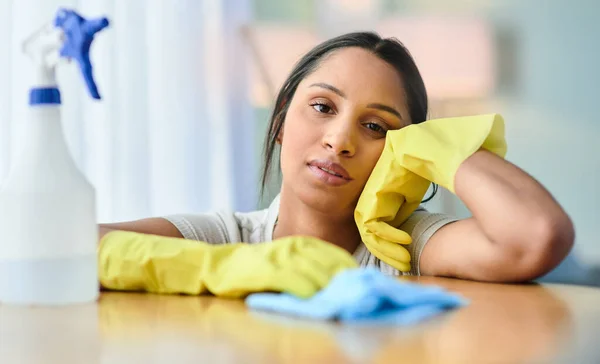 Does All Ccleaning End Young Woman Looking Tire While Cleaning — Stock Photo, Image