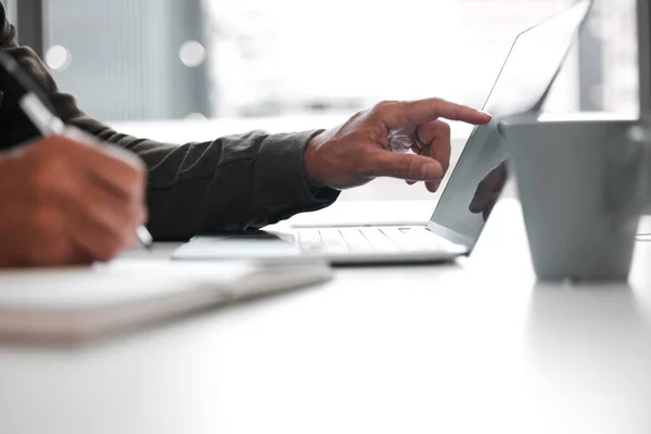 Comparing Data Unrecognizable Businessman Using Laptop While Sitting His Desk — Photo