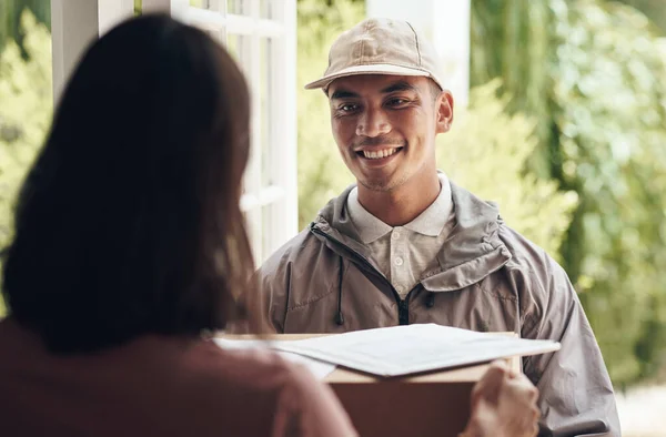 Satisfaction Rating Young Man Delivering Package Customer Home — Stock Fotó