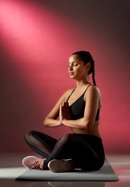 Focus You Completely Change Studio Shot Sporty Young Woman Meditating — Stockfoto