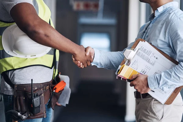 Well Start Renovations Two Unrecognizable Architects Standing Together Shaking Hands — Fotografia de Stock