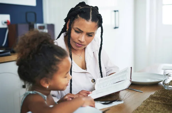 You Get Give You Learn Teach Mother Teaching Her Daughter — Stok fotoğraf