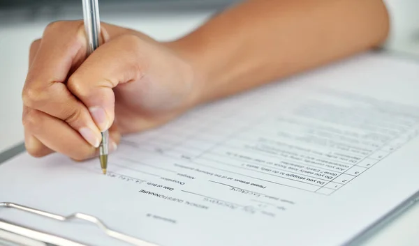 Taking Quick Survey Unrecognizable Businesswoman Filling Out Questionnaire While Sitting — Stok fotoğraf