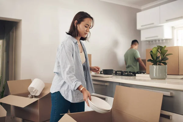 Ill Start Kitchen Woman Unpacking Boxes Her New House — Fotografia de Stock