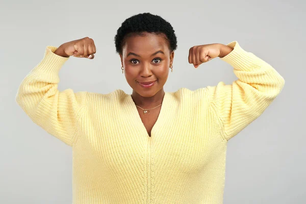 Youre Stronger Young Woman Flexing While Posing Grey Background — Stock Photo, Image