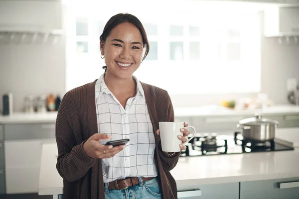 Taking Easy Today Portrait Young Woman Using Cellphone While Drinking — Foto Stock