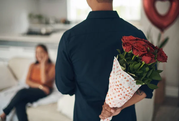 Roses Red Young Man Surprising His Wife Flowers Home —  Fotos de Stock