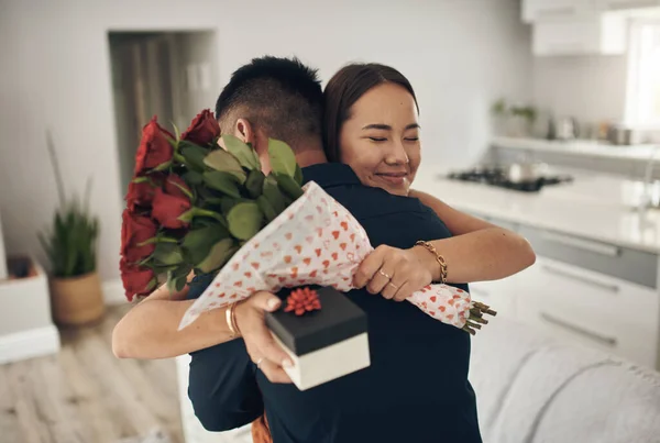 Grateful Gifts Young Man Surprising His Wife Flowers Home — Zdjęcie stockowe
