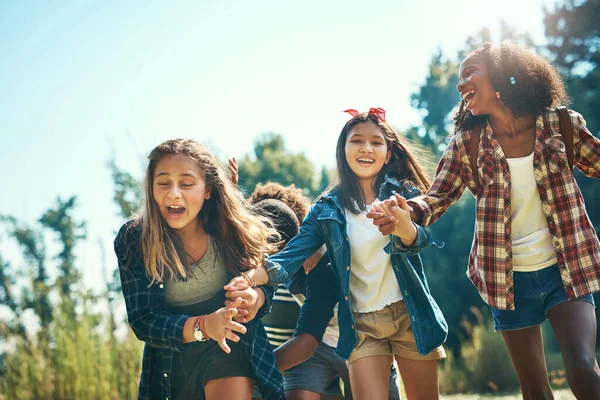Hold Your Hats Summer Camp Here Group Teenagers Having Fun — Foto Stock