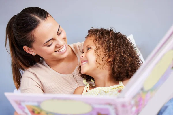 Youre Best Girl Mother Reading Her Daughter Her Favourite Story —  Fotos de Stock