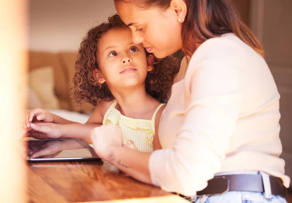 How Mom Young Mother Using Digital Tablet Together — Stockfoto