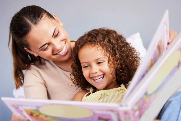 Love You Mom Mother Reading Her Daughter Her Favourite Story — Zdjęcie stockowe