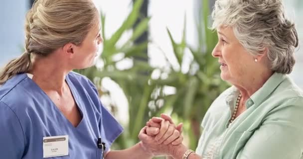 Nurse Medical Worker Healthcare Professional Caring Consoling Comforting Senior Patient — Vídeo de Stock