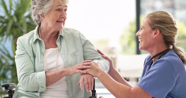 Doctor Medical Professional Nurse Talking Senior Patient Sitting Wheelchair Hospital — Vídeos de Stock