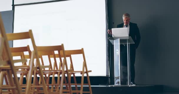 Уверенный Бизнесмен Готовит Речь Перед Презентацией Конференц Зале Зрелый Профессиональный — стоковое видео