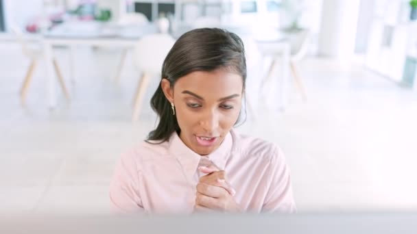 Sales Woman Consulting Zoom Call Her Office Showing Program Diagram — Vídeos de Stock