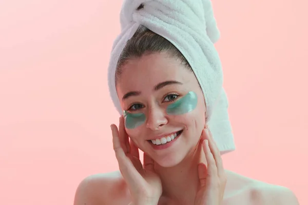 Glowing Firefly Studio Portrait Young Woman Applying Eye Treatment Pink — Stock fotografie