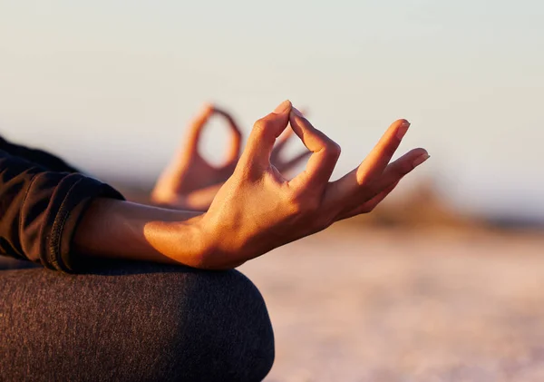 Balancing Chakras Meditation Unrecognizable Woman Sitting Alone Meditating Beach Sunset — Stockfoto