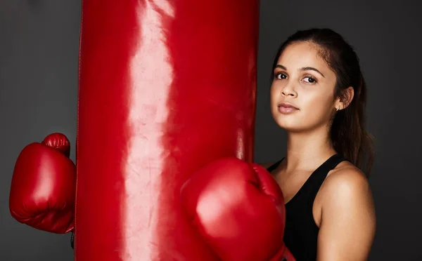 Nothing Gets Bag Cropped Portrait Attractive Young Female Boxer Training — Stock Photo, Image