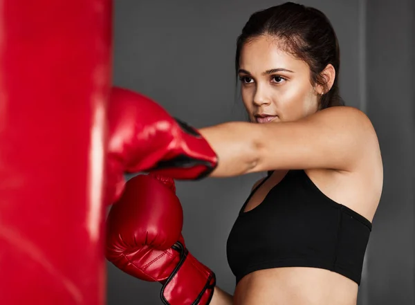 She Packs Punch Attractive Young Female Boxer Training Gym — Stock Photo, Image