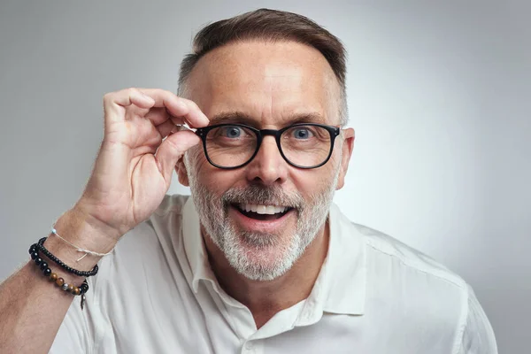 Seeing Believing Studio Portrait Mature Man Wearing Spectacles Grey Background — Foto de Stock