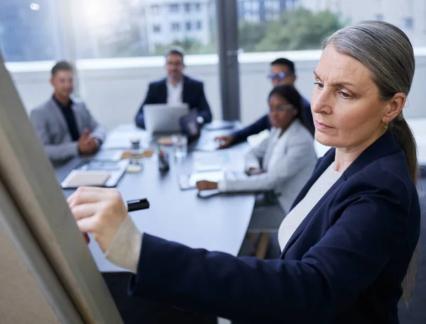 She Has Great Vision Planned Mature Businesswoman Using Whiteboard Presentation — Stockfoto