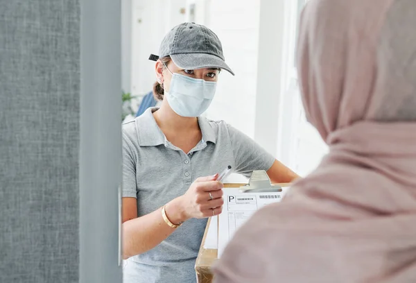 Exactly What You Ordered Attractive Young Woman Standing Delivering Box — Stock fotografie