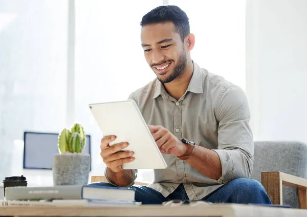 Keeping Demands Business Pleasure Young Man Using His Tablet Work — Fotografia de Stock