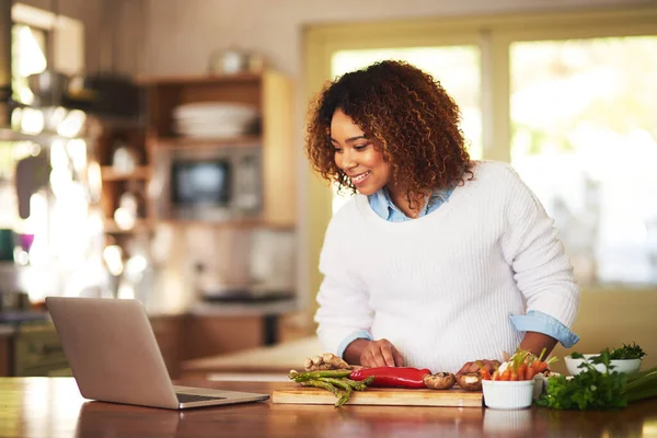 Meal Planning Breeze Modern Technology Shot Young Woman Using Laptop — Zdjęcie stockowe