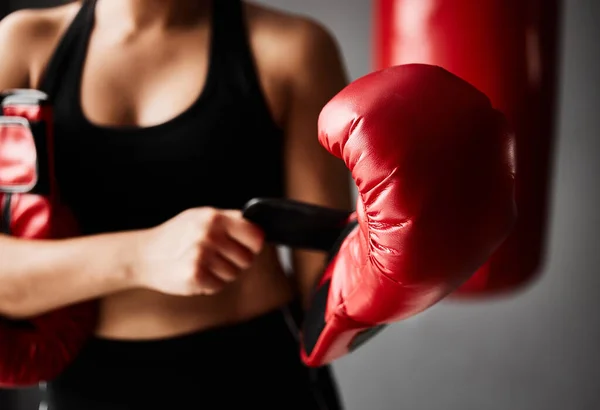 Texting Workout Unrecognizable Young Female Boxer Texting While Training Gym — Stock Photo, Image