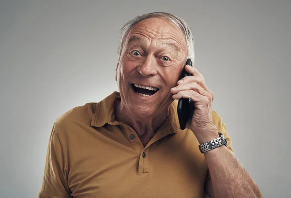Youre Going Grandpa Studio Shot Elderly Man Using His Cellphone — Stockfoto