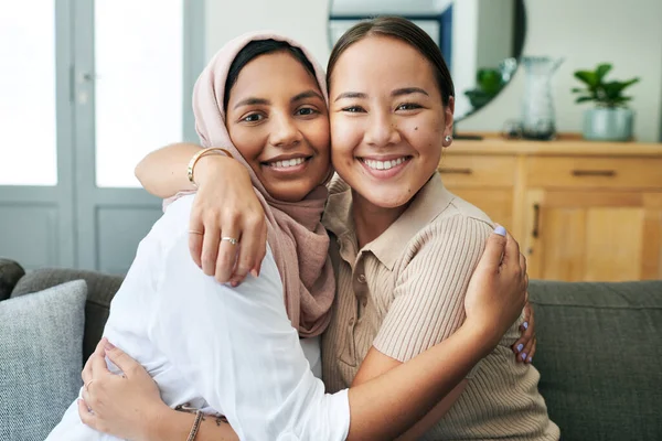 Couldnt Life Best Friend Two Young Women Sitting Sofa Together — Fotografia de Stock