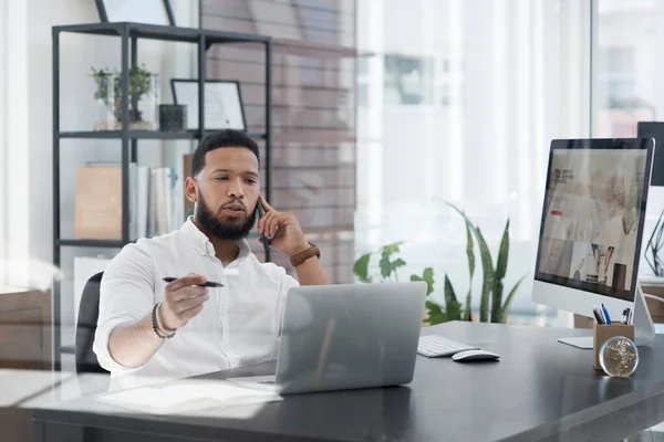 Confirming Details Client Young Businessman Talking Cellphone While Working Laptop — Stock fotografie