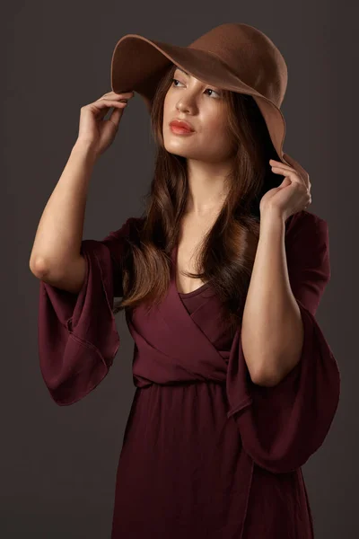 Its Perfect Summer Hat Attractive Young Woman Posing Studio Grey — Stockfoto