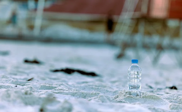 Исцелить Планету Перерабатывая Одну Бутылку Раз Бутылка Пляже — стоковое фото