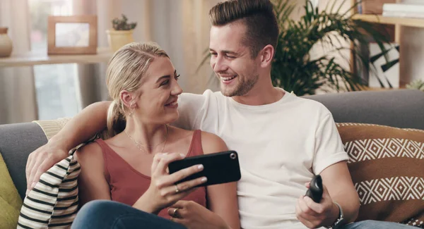Cuddling You Warms Young Couple Using Smartphone Sofa — Stock fotografie