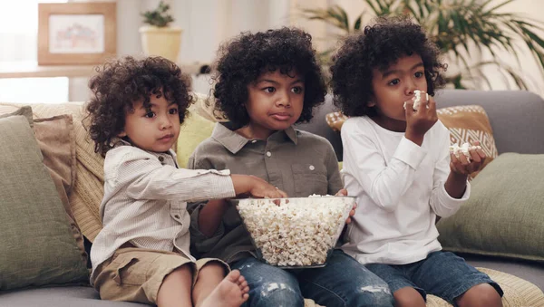 Binging Buddies Three Adorable Little Boys Eating Popcorn Watching Movies — Zdjęcie stockowe