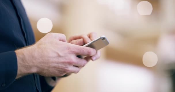 Hands Business Man Phone Typing Texting Sending Message Surfing Internet — Vídeo de stock