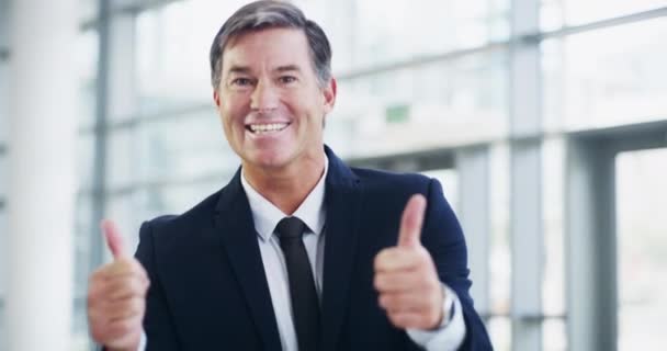 Уверенный Счастливый Позитивный Бизнесмен Показывая Большие Пальцы Вверх Время Ходьбы — стоковое видео