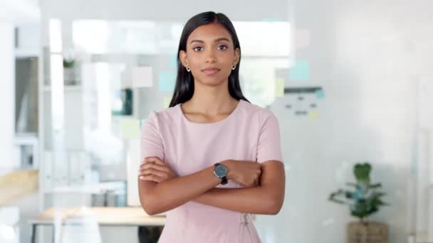 Confident Manager Leader Creative Boss Her Arms Crossed Powerful Assertive — Vídeo de stock