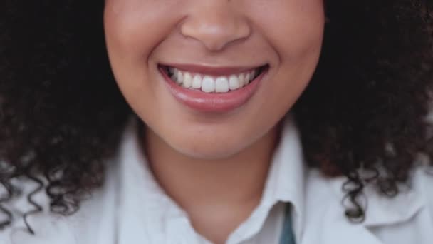 Πρόσωπο Στόμα Και Μάτια Closeup Των Γυναικών Σγουρά Afro Χαμογελώντας — Αρχείο Βίντεο